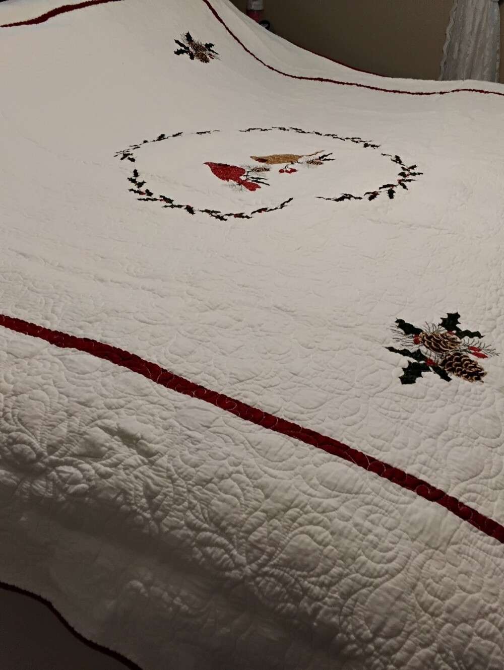 4008 Queen Size Crackerbarrel Embroidered Cardinal Greetings. 09" X 90". - Picture 4 of 15